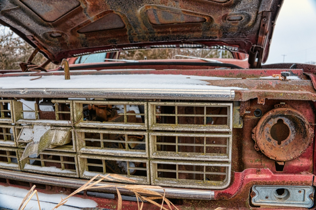 a rusted vintage car