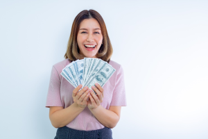 a person holding cash