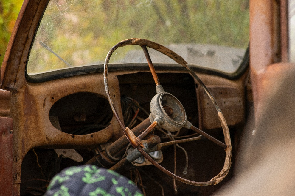 A broken rusted steering wheel