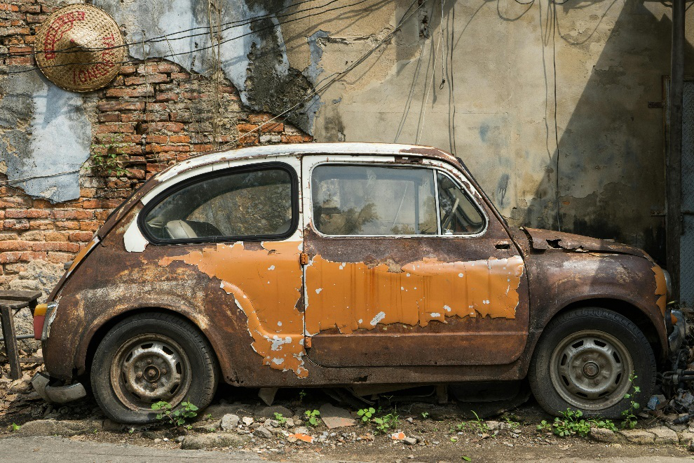 A rusty car