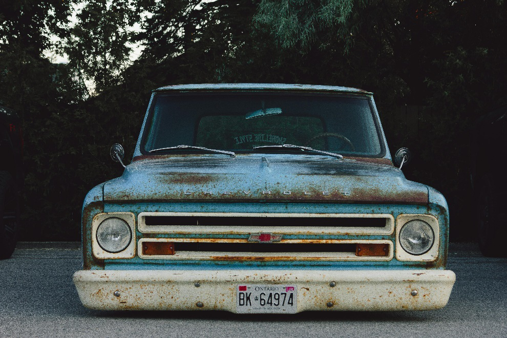 An old blue car